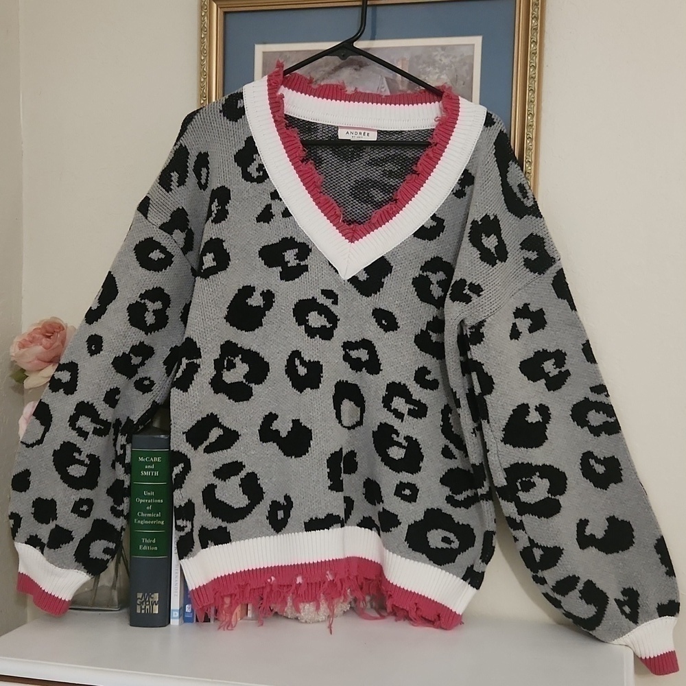 leopard print varsity trim pullover sweater Size largeV-neck Artsy Colorful - Picture 7 of 7
